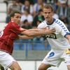 Kapitán Sparty pro tento zápas Tomáš Sivok (v červeném) se strká s Ondřejem Smetanou. Pavel Horváth právě rozehrává rohový kop proti brance Slovanu.