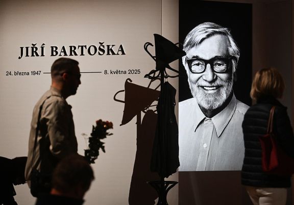 Poslední rozloučení s hercem a prezidentem karlovarského festivalu Jiřím Bartoškou. Pietní místo na pódiu Rudolfina je replikou jeho kanceláře.