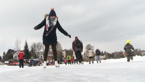 VIDEO: Bruslaři si užívají zamrzlé Lipno. Led na přehradě stále sílí