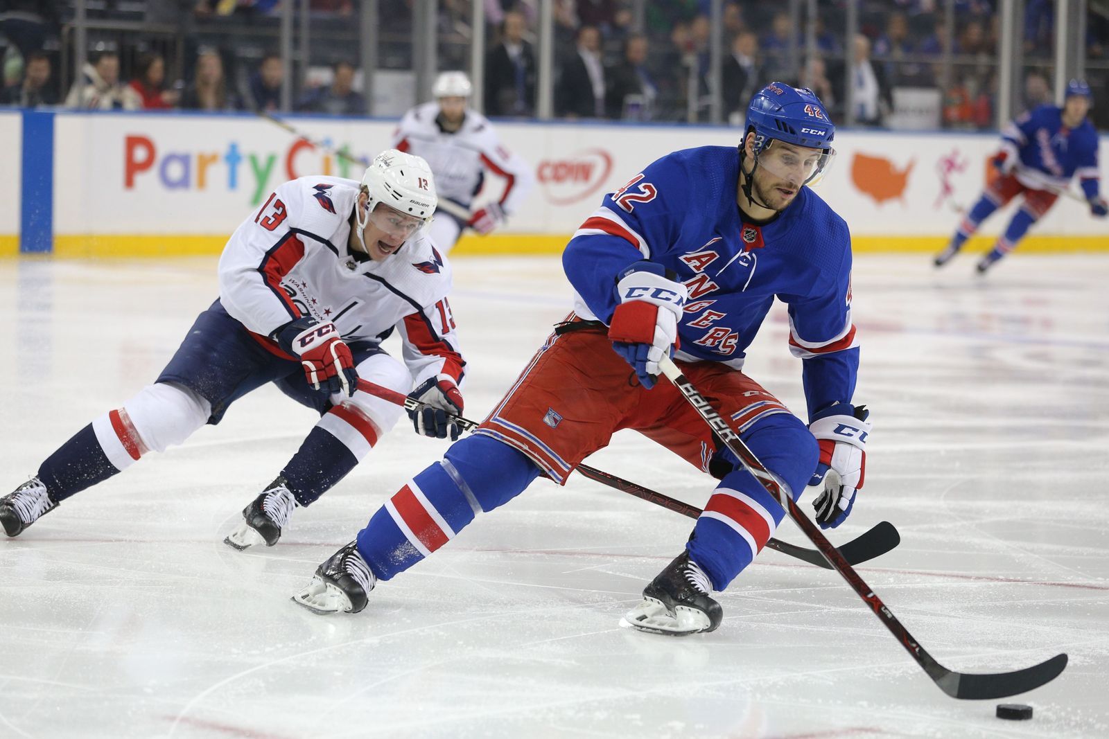 NHL: Rangers vs. Capitals: Brendan Smith a Jakub Vrána