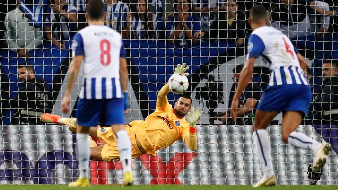Brankář FC Porto Diogo Costa právě likviduje v Lize mistrů jednu z penalt