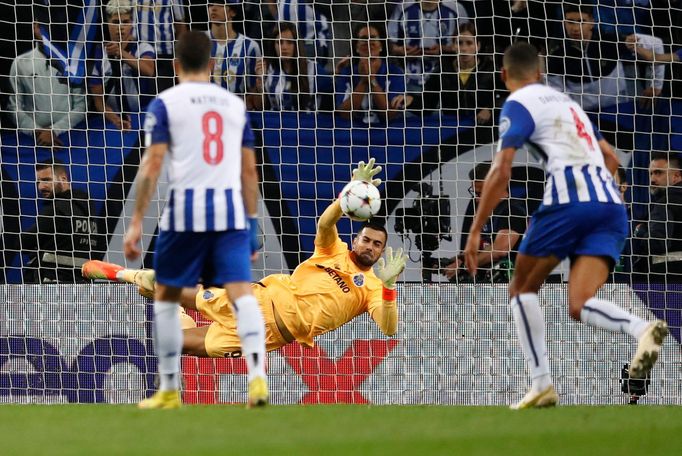 Soccer Football - Champions League - Group B - FC Porto v Bayer Leverkusen - Estadio do Dragao, Porto, Portugal - October 4, 2022 FC Porto's Diogo Costa saves a penalty R