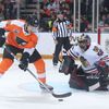 NHL v Praze: Philadelphia - Chicago: James van Riemsdyk (v oranžovém) proti brankáři Coreymu Crawfordovi