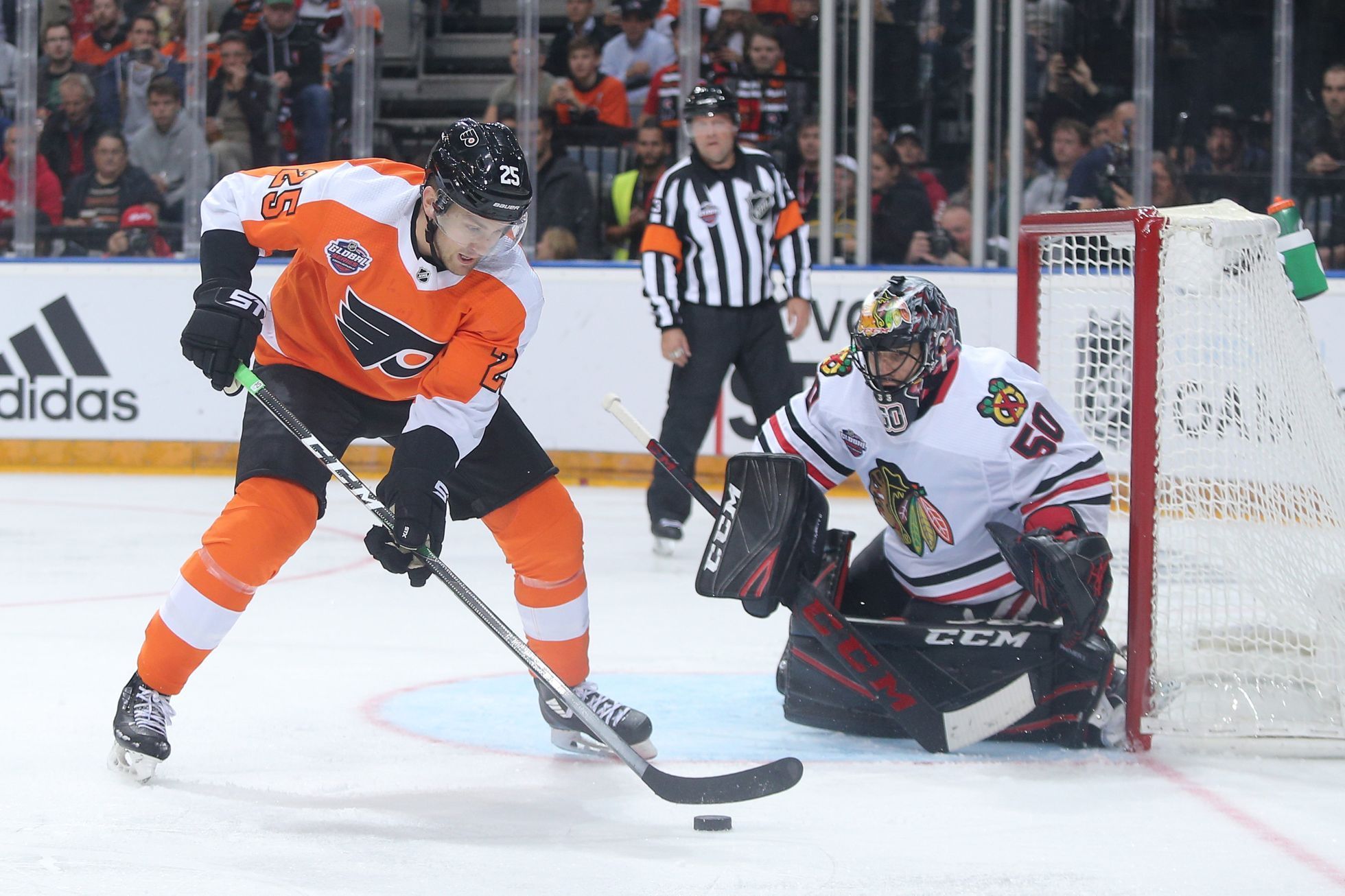 NHL v Praze: Philadelphia - Chicago: James van Riemsdyk (v oranžovém) proti brankáři Coreymu Crawfordovi