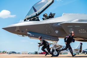 Vypnutí dat pro drahé stíhačky F-35 není sci-fi. Evropa se obává, co můžou USA udělat