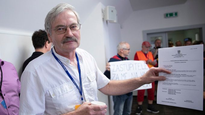 Komunista a bývalý spolupracovník StB Ivan Hrůza na snímku z roku 2019, kdy na úřadě Prahy 6 bojoval proti zakrytí sochy generála Koněva.