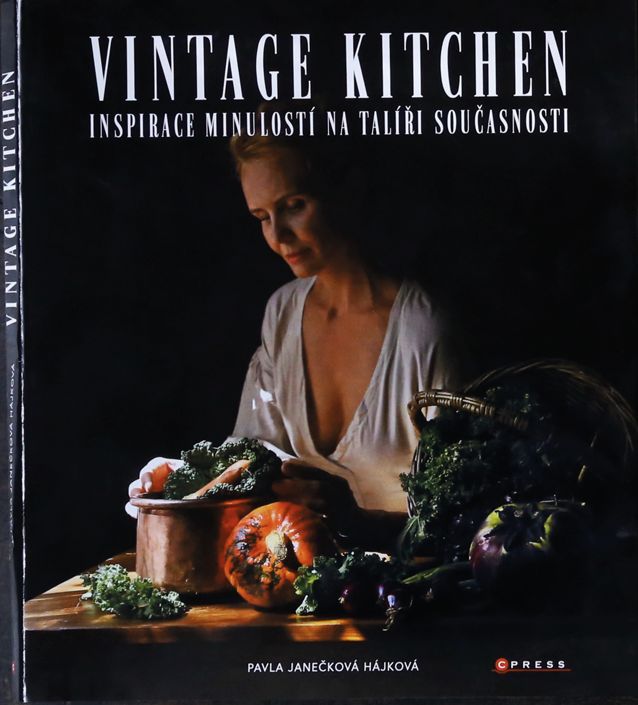 Vydala také kuchařku Vintage Kitchen. Najdete v ní oprášené zapomenuté recepty, ale i známé pokrmy v jiném podání, které doprovází poutavé vyprávění o jejich vývoji v běhu staletí. | Foto: Archiv Pavly Janečkové Hájkové