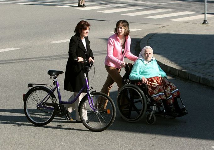 Na pana prezidenta se přijela podívat i nejstarší obyvatelka Vlčnova, devadesátisedmiletá Marie Bařinová.