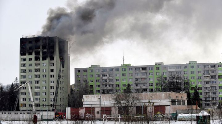 Do Prešova dorazil demoliční bagr z Česka, rozebere dům poničený výbuchem plynu