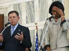 Americká ministryně zahraničí Riceová poslouchá libanonského premiéra Sinioru. Na konferenci v Římě zablokovala žádost o okamžité příměří.