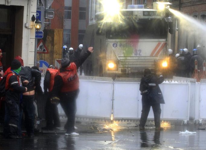 Arcelor Mittal workers from several Liege steel plants clash with riot policemen during a demonstration outside the Walloon Region parliament in Namur January 29, 2013. Arcelor Mittal, the world's largest steel producer, plans to shut a coke plant and six finishing lines at its site in Liege, Belgium, affecting 1,300 employees, the group said last week. REUTERS/Yves Herman (BELGIUM - Tags: CIVIL UNREST BUSINESS EMPLOYMENT COMMODITIES) Published: Led. 29, 2013, 2:06 odp.