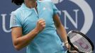 Belgičanka Justine Henin-Hardenneová slaví triumf nad Marií Elenou Camerinovou z Itálie v prvním kole US Open.