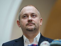 Michal Hašek zůstane hejtmanem, poslanecký mandát složil.
