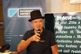 Pilot Jiří Pruša hovoří na slavnostním přijetí na letišti Baneasa.