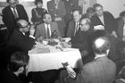 Únor 1968, konference k vydávání Literárních listů. A. J. Liehm je vpravo vzadu.