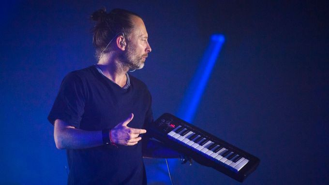 Zpěvák Radiohead Thom Yorke na snímku z předloňského festivalu Glastonbury.