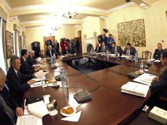 Kyperský prezident Nicos Anastasiades (vpravo) se kvůli jednorázovému zdanění bankovních vkladů sešel v neděli v prezidentském paláci s vládou.