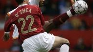 John O'Shea (vlevo) z Manchesteru United a Mancini (vpravo) ve vzdušném souboji v odvetě čtvrtfinále Ligy mistrů.