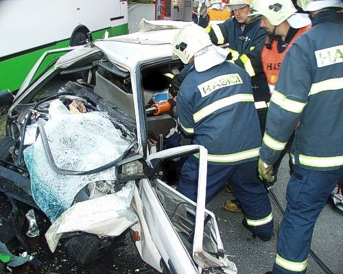 Nehoda autobusu a automobilu u Doubravy