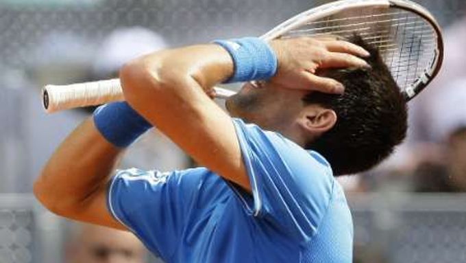 Novak Djokovič reaguje při semifinále turnaje v Madridu při utkání s Rafaelem Nadalem.