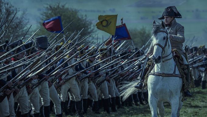 Film Napoleon promítají česká kina od čtvrtka.
