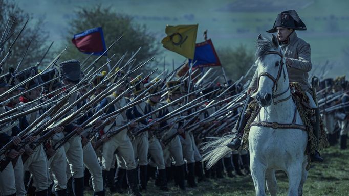 Joaquin Phoenix jako Napoleon.