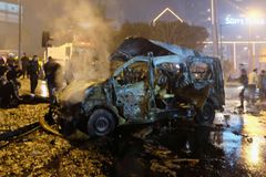 Policie zatkla po útoku v Istanbulu 235 lidí. Počet obětí stoupl na 44