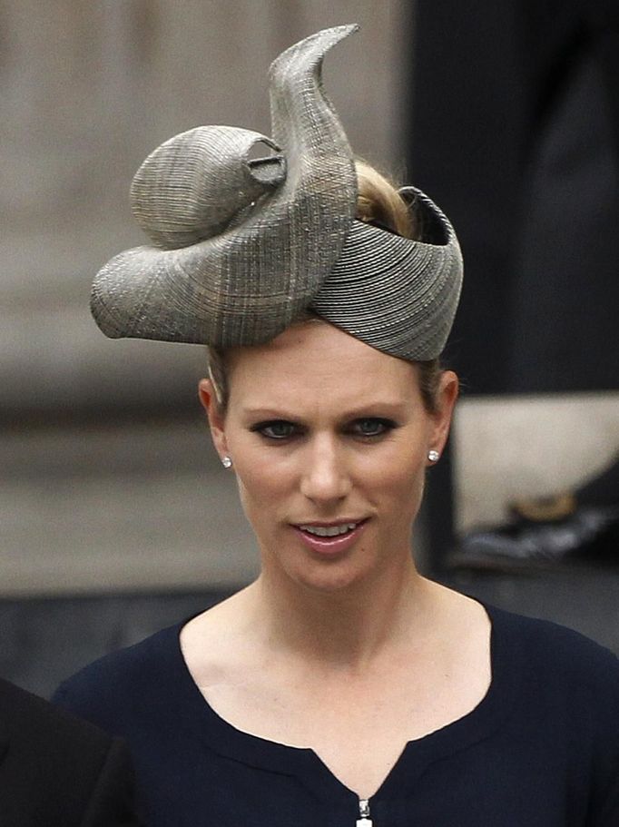 Britain's Zara Philips leaves St Paul's Cathedral after a service of thanksgiving to celebrate the Diamond Jubilee of Queen Elizabeth in central London June 5, 2012. Four days of nationwide celebrations during which millions of people have turned out to mark the Queen's Diamond Jubilee conclude on Tuesday with a church service and carriage procession through central London. REUTERS/David Moir (BRITAIN - Tags: ANNIVERSARY ENTERTAINMENT POLITICS SOCIETY RELIGION ROYALS) Published: Čer. 5, 2012, 12:32 odp.