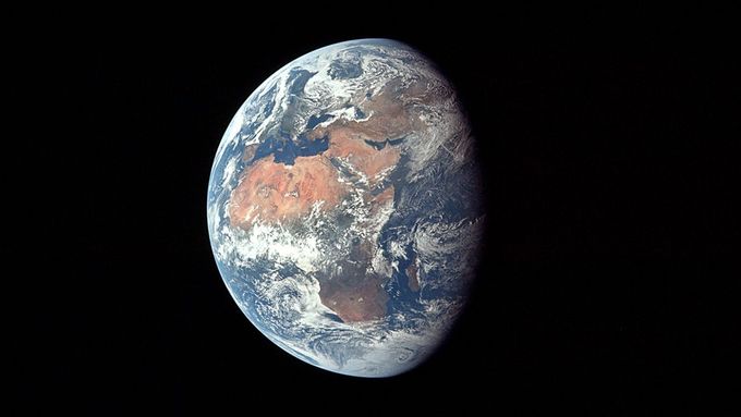 Zeměkoule osvětlená Sluncem, jak ji při návratu z Měsíce zachytili astronauti amerického programu Apollo.