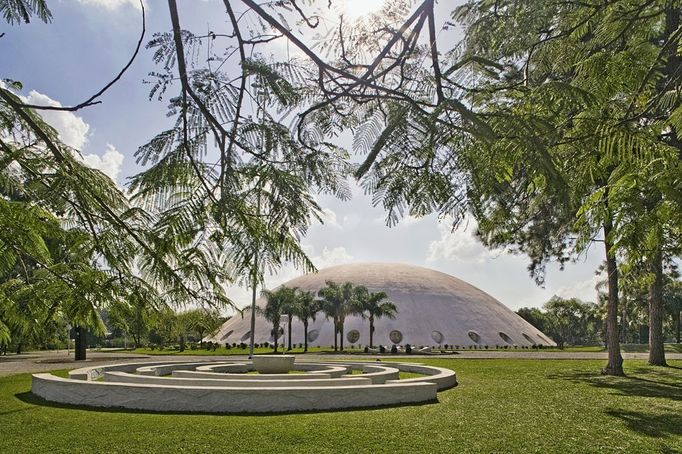 Stavba v parku Ibirapuera Park v Sao Paulu v Brazílii.