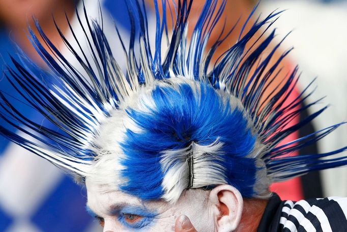 A Chelsea fean wears wig before their Champions League semi-final second leg soccer match against Atletico Madrid at Stamford Bridge Stadium in London April 30, 2014. REU