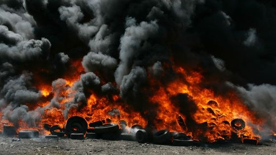 Hasiči bojují s požárem velkoskladu pneumatik