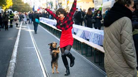 Foto: Češi slaví 17. listopad. Tančí, hádají se, protestují i popíjejí v centru Prahy