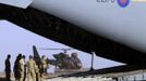 British soldiers unload a British C17 cargo aircraft while a French Gazelle helicopter takes off at the Mali air force base near Bamako January 18, 2013. The British Royal Air Force is lending logistical support to France as it sends forces to Mali. REUTERS/Eric Gaillard (MALI - Tags: CIVIL UNREST CONFLICT MILITARY) Published: Led. 18, 2013, 6:28 odp.