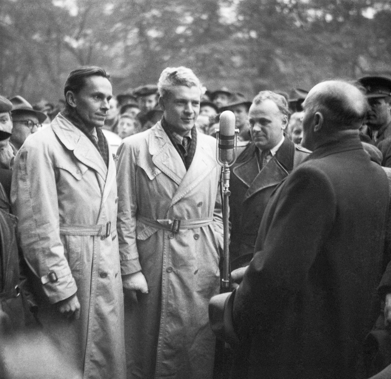 Miroslav Zikmund s Jiřím Hanzelkou po příjezdu do Československa v roce 1950