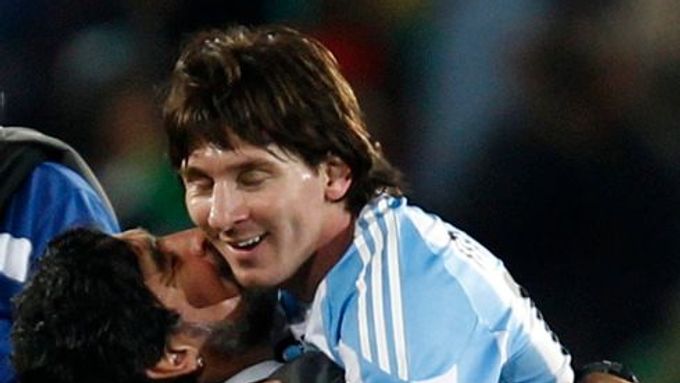 Pokud Argentina vyhraje ve finále MS nad Německem, rozvine Diego Maradona před Lionelem Messim červený koberec.