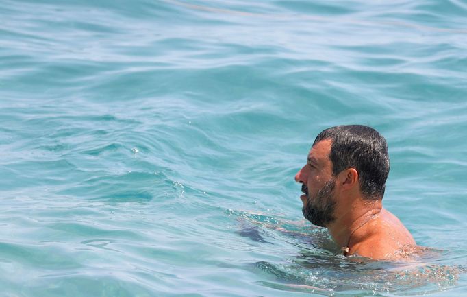 Předseda italské strany Liga Matteo Salvini oslovuje voliče na pláži