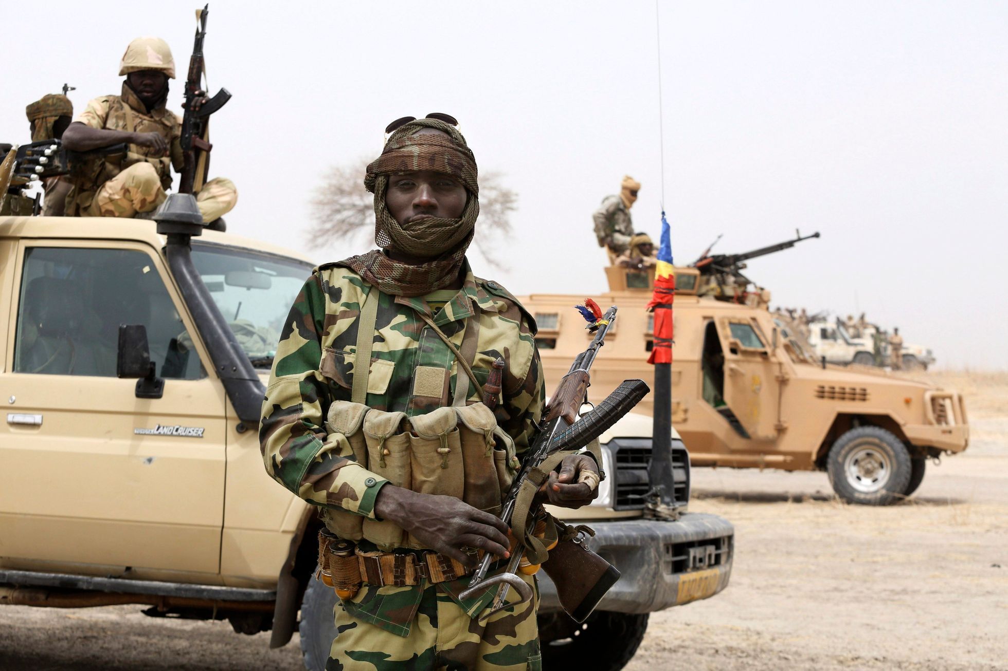 Čadský voják u frontové linie bitvy s Boko Haram.