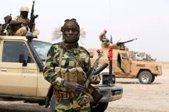 Vojáci našli v Nigérii masový hrob s nejméně 70 mrtvolami