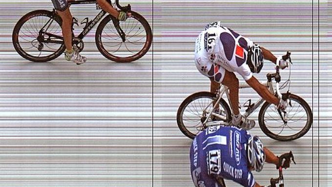 O vítězství Cedria Vasseura (dole) v desáté etapě Tour de France rozhodla až cílová fotografie. Druhý skončil Sandy Casar a třetí dojel Michael Albasini (vlevo).