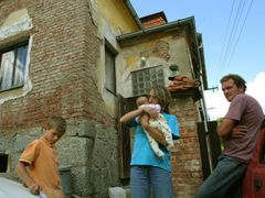 Nový domov pro Denisu Skalickou a její tři sourozence. Rodiče si cenu i jednání při koupi pochvalují.