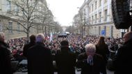 Začínáme na pražském Albertově, kde lidé uctili 17. listopad u památníku připomínajícího, že právě odtud vyšel 17. listopadu 1989 pochod studentů na Národní třídu.