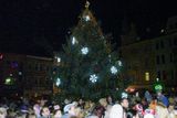 Ústí nad Labem: Slavnostní rozsvěcení stromu si nenechaly ujít stovky Ústečanů. Lidé se také hned vypravili do vánočních stánků, které nabízely nejen jídlo a pití, ale také tradiční vánoční ozdoby či nabídly ukázku řemesel.