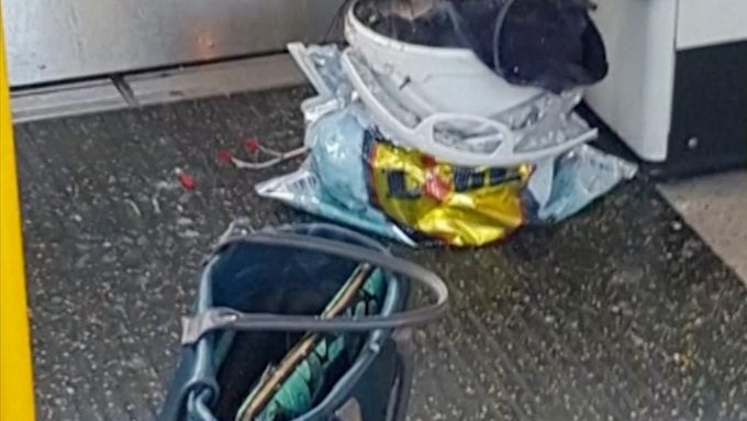 V londýnském metru vybuchla bílá nádoba. Teroristický útok zachytili svědci na mobily