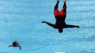 Alex McCall jumps into Banneker Pool to try and beat the heat gripping the nation's capital while in Washington, July 2, 2012. REUTERS/Larry Downing (UNITED STATES - Tags: SOCIETY ENVIRONMENT) Published: Čec. 2, 2012, 8:18 odp.