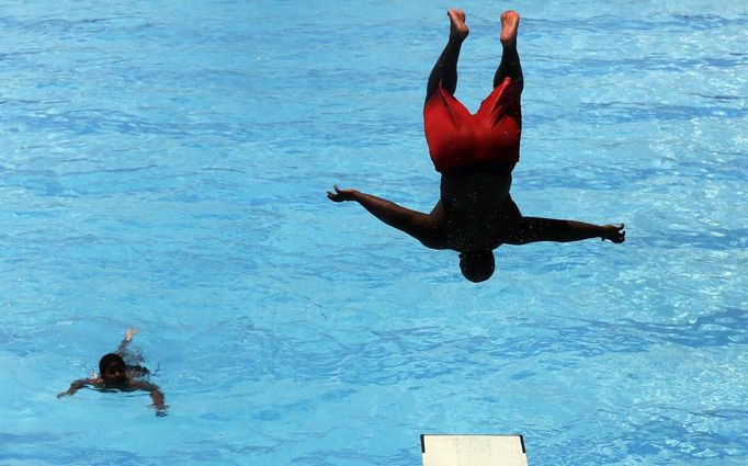 Alex McCall jumps into Banneker Pool to try and beat the heat gripping the nation's capital while in Washington, July 2, 2012. REUTERS/Larry Downing (UNITED STATES - Tags: SOCIETY ENVIRONMENT) Published: Čec. 2, 2012, 8:18 odp.