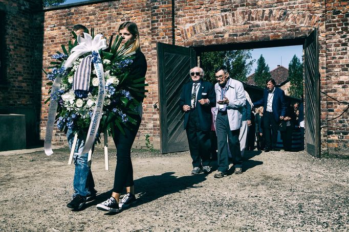 Přeživší položili květiny k popravovací zdi v Osvětimi. Volba nového předsedy Mezinárodní osvětimské rady.