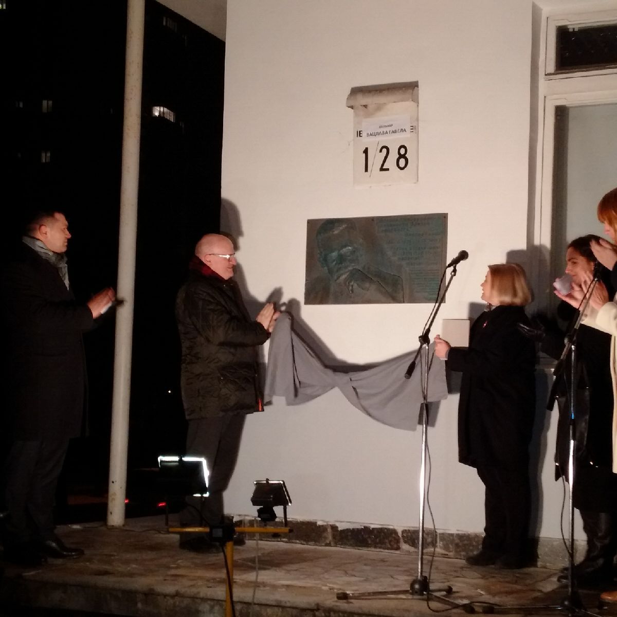 Ministr kultury Daniel Herman odhaluje pamětní desku Václava Havla v Kyjevě.