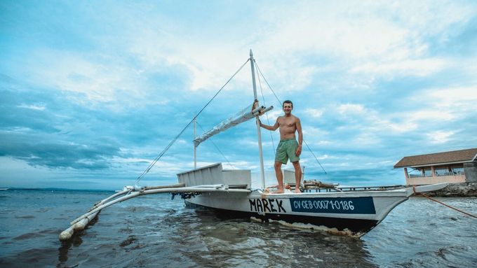 Marek Balicki na své vlastnoručně postavené lodi při plavbě kolem filipínských ostrovů.
