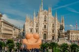 Osmimetrová socha od Geatana Pesca zase rozvířila téma domácího násilí páchaného na ženách v Itálii.